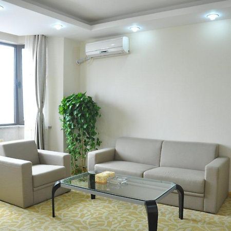 Super 8 Hotel Qingdao Railway Station Gui Zhou Road Esterno foto