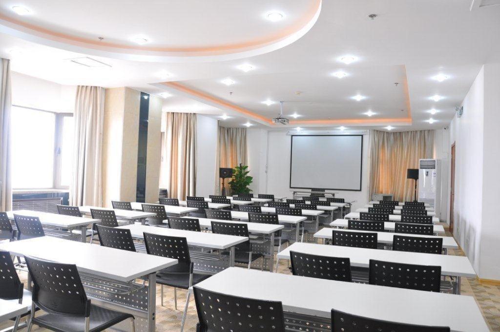 Super 8 Hotel Qingdao Railway Station Gui Zhou Road Esterno foto